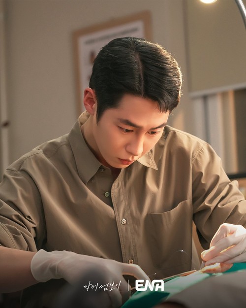 Adegan dalam drama Korea terbaru ENA 2026 Doctor on the Edge.