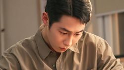 Potret Lee Jae Wook Jadi Dokter di Pulau Terpencil
