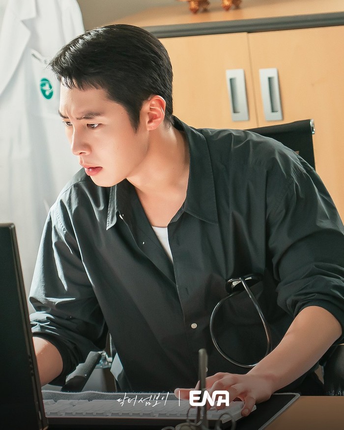 Adegan dalam drama Korea terbaru ENA 2026 Doctor on the Edge.