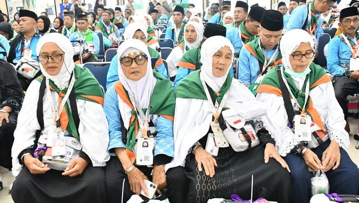 Embarkasi Palembang mulai menerima kedatangan 445 jemaah haji kloter 11 yang termasuk dalam gelombang II di Asrama Haji Sumsel.