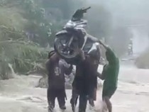 Warga Enrekang Gotong Motor Terobos Arus Banjir Setinggi Lutut Orang Dewasa