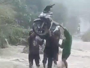 Warga Enrekang Gotong Motor Terobos Arus Banjir Setinggi Lutut Orang Dewasa