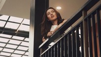 Aku ke-trigger banget karena terasa familiar. Setelah direfleksikan, ternyata aku sudah cukup sering mengalami kekerasan seksual sejak awal karier. Ada kru yang menyentuh tanpa consent dan memberikan komentar yang tidak pantas, kata Ersya Aurelia di Jalan Kapten P Tendean, Jakarta Selatan, kemarin. Foto: Instagram @ersyaurel