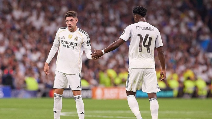 MADRID, SPAIN - 2025/09/16: Federico Valverde (L) of Real Madrid CF and Aurelien Tchouameni (R) of Real Madrid CF are seen in action during the UEFA Champions League 2025/2026 first round day 1 football match between Real Madrid CF and Olympique de Marseille at Santiago Bernabeu Stadium. Final score: Real Madrid CF 2 : 1 Olympique de Marseille. (Photo by Federico Titone/SOPA Images/LightRocket via Getty Images)