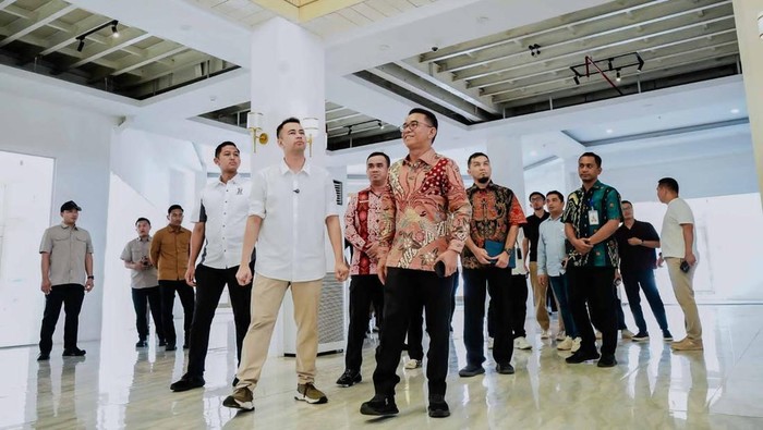 Foto: Wakil Wali Kota Medan H Zakiyuddin Harahap memamerkan gedung bersejarah Warenhuis pascarevitalisasi kepada Utusan Khusus Presiden Bidang Pembinaan Generasi Muda dan Pekerja Seni, Raffi Ahmad. (Dok.Pemkot Medan)