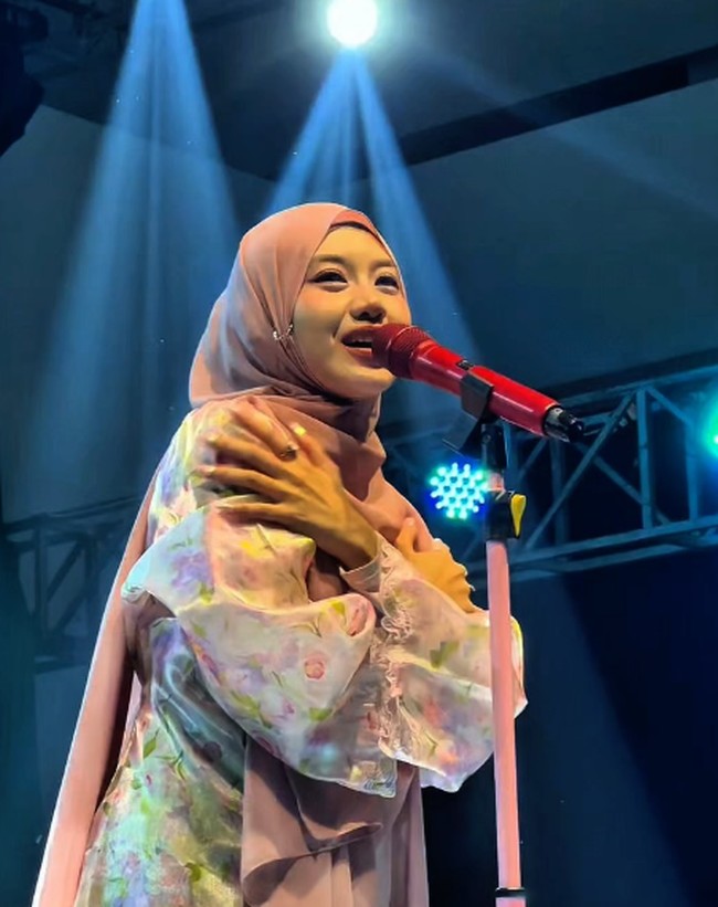 Ghea, finalis lima besar Indonesian Idol musim kesembilan ini, tampil dengan gaya estetis yang santun saat mengisi acara Fatayat Fest di Purwokerto, Jawa Tengah. Foto: Dok. Instagram @gheaindrawari.