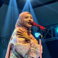 Ghea, finalis lima besar Indonesian Idol musim kesembilan ini, tampil dengan gaya estetis yang santun saat mengisi acara Fatayat Fest di Purwokerto, Jawa Tengah. Foto: Dok. Instagram @gheaindrawari.