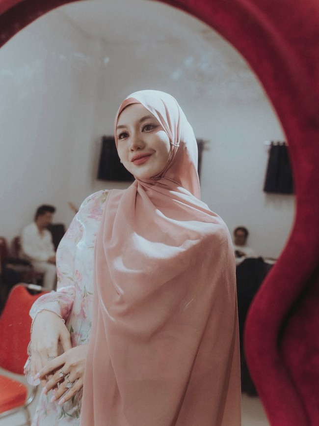 Penyanyi 28 tahun ini tampil flawless dengan menonjolkan makeup look yang estetik dan eyeshadow glitter serta bibir berwarna ombre pink cerah. Foto: Dok. Instagram @gheaindrawari.