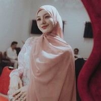 Penyanyi 28 tahun ini tampil flawless dengan menonjolkan makeup look yang estetik dan eyeshadow glitter serta bibir berwarna ombre pink cerah. Foto: Dok. Instagram @gheaindrawari.