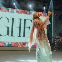Padu padan hijab ini dengan kebaya floral transparan dan rok satin hijau mint memancarkan aura lembut sekaligus anggun di bawah sorotan lampu panggung yang megah. Foto: Dok. Instagram @gheaindrawari