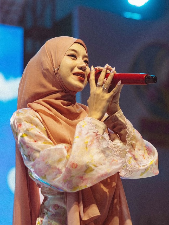 Wanita kelahiran 10 Maret 1998 ini memadukan hijab pashmina dengan kebaya modern bahan organza bermotif floral pastel yang lembut, terdapat detail bordir bergelombang di sekeliling tepinya. Koleksi kebaya tersebut dari brand Malaysia, Tiqa Co. Foto: Dok. Instagram @gheaindrawari.