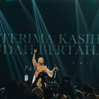 Dari kejauhan di atas panggung besar, hijab pashmina berwarna merah muda kecokelatan Ghea terlihat flowy dan dinamis mengikuti gerakannya saat bernyanyi. Foto: Dok. Instagram @gheaindrawari.