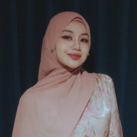 Tampil menyanyi di Purwokerto, Jawa Tengah, penyanyi Ghea Indrawari tampil menawan dengan hijab pashmina dusty pink yang ditata satu sisi depan dan belakang menjuntai panjang menutupi bagian dada yang memberikan kesan feminin. Foto: Dok. Instagram @gheaindrawari.