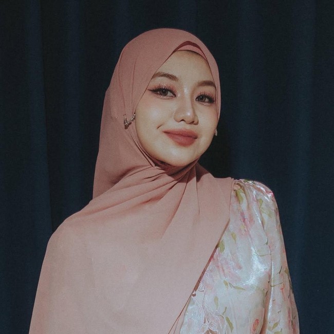 Bikin Pangling! 7 Gaya Ghea Indrawari Pakai Hijab dan Kebaya Organza Floral