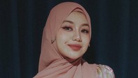 Bikin Pangling! 7 Gaya Ghea Indrawari Pakai Hijab dan Kebaya Organza Floral