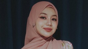 Bikin Pangling! 7 Gaya Ghea Indrawari Pakai Hijab dan Kebaya Organza Floral