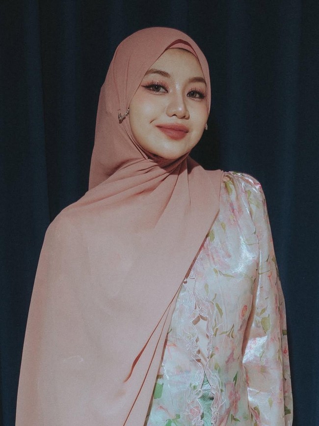 Bikin Pangling! 7 Gaya Ghea Indrawari Pakai Hijab dan Kebaya Organza Floral