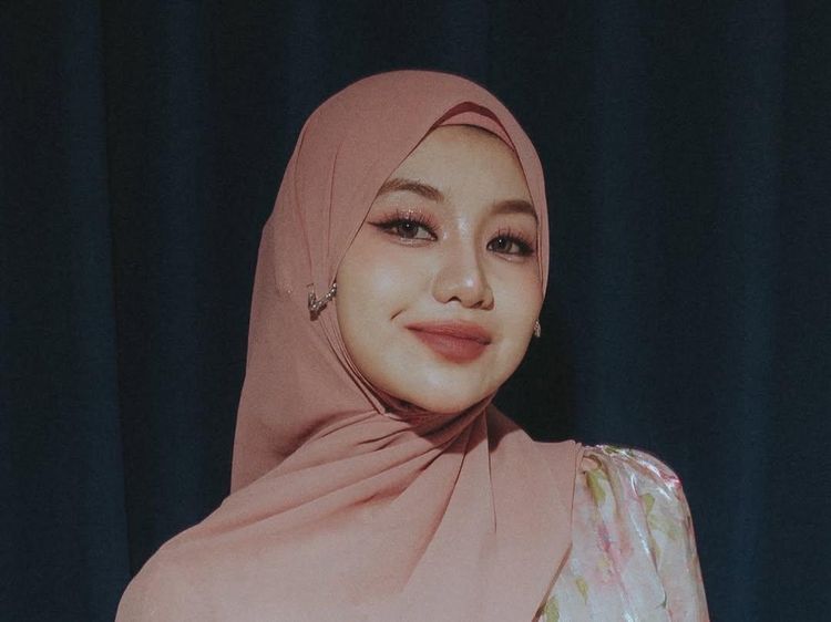 Bikin Pangling! 7 Gaya Ghea Indrawari Pakai Hijab dan Kebaya Organza Floral