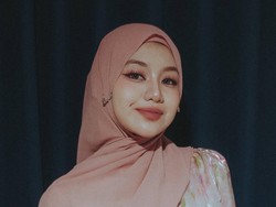 Bikin Pangling! 7 Gaya Ghea Indrawari Pakai Hijab dan Kebaya Organza Floral
