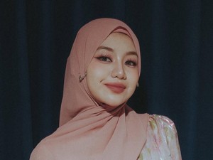 Bikin Pangling! 7 Gaya Ghea Indrawari Pakai Hijab dan Kebaya Organza Floral
