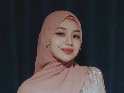 Ghea Indrawari tampil menawan dengan hijab pashmina dusty rose dan kebaya floral pastel. Gaya modest yang anggun ini ciptakan kesan estetik saat ia manggung.