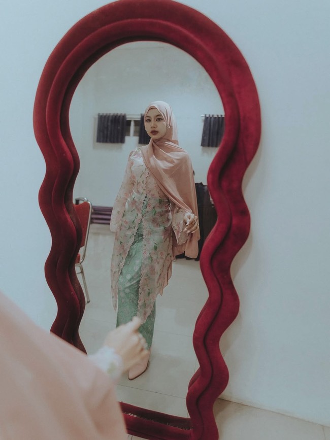 Postingan penampilan Ghea berhijab langsung menuai pujian dari warganet. Dia tu jarang berhijab tapi sekali berhijab ga kaku ya, maksud nya bisa cantik gtu, kebanyakan orang kalo ga biasa berhijab tu kaya kalo berhijab tu agak aneh, tapi dia engga lo, tetep cantik, puji akun @zahidah.zulfa. Cantiknya Ya Allah, kagum @azwafrd. Sing istiqomah mbake jgn buka pasang ya.. Smg diberi kekuatan Allah utk hijrah istiqomaj, saut @lukyrouf. Foto: Dok. Instagram @gheaindrawari.