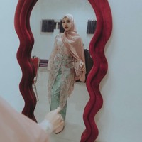 Postingan penampilan Ghea berhijab langsung menuai pujian dari warganet. Dia tu jarang berhijab tapi sekali berhijab ga kaku ya, maksud nya bisa cantik gtu, kebanyakan orang kalo ga biasa berhijab tu kaya kalo berhijab tu agak aneh, tapi dia engga lo, tetep cantik, puji akun @zahidah.zulfa. Cantiknya Ya Allah, kagum @azwafrd. Sing istiqomah mbake jgn buka pasang ya.. Smg diberi kekuatan Allah utk hijrah istiqomaj, saut @lukyrouf. Foto: Dok. Instagram @gheaindrawari.
