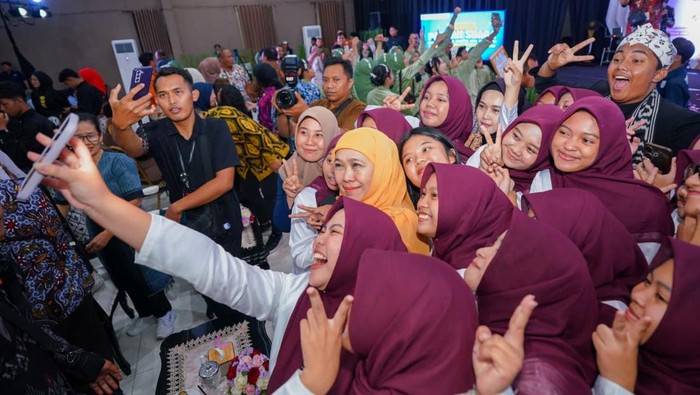 Gubernur Khofifah dengan siswa di Jatim