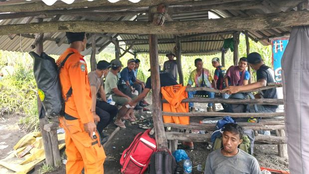 Sebanyak 17 pendaki dievakuasi selamat setelah erupsi Gunung Dukono. Tiga pendaki masih dalam pencarian