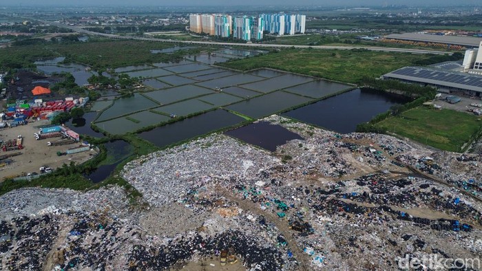 Tumpukan sampah liar menggunung di Kawasan Cilincing, Jakarta Utara, Jumat (8/5/2026).