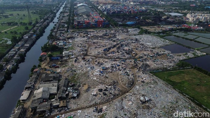 Tumpukan sampah liar menggunung di Kawasan Cilincing, Jakarta Utara, Jumat (8/5/2026).