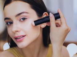 Video: Trik Contour yang Bikin Wajah Auto Tirus!