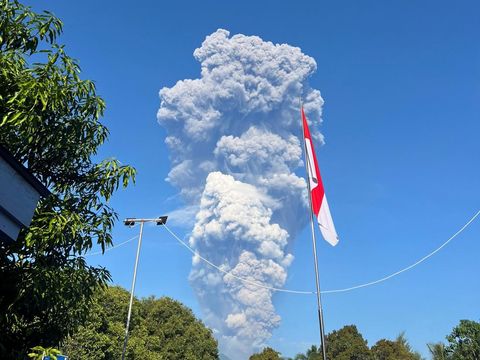 Smoke after the eruption of Mount Dukono in North Halmahera Regency, North Maluku, Indonesia, May 8, 2026, in this picture obtained from social media. Jhon Frengki Manipa/via REUTERS  THIS IMAGE HAS BEEN SUPPLIED BY A THIRD PARTY. MANDATORY CREDIT. NO RESALES. NO ARCHIVES.  Verification Lines: - Buildings, flagpole, floor and basketball stand matched file and satellite images. - Date verified by original file metadata.