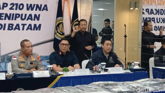 Sekretaris NCB-Interpol Indonesia, Brigjen Untung Widyatmoko(kanan) saat memberikan keterangan.