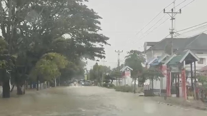 Jalan Yos Sudarso, Kecamatan Tanete Riattang Timur, Kabupaten Bone, terendam banjir.