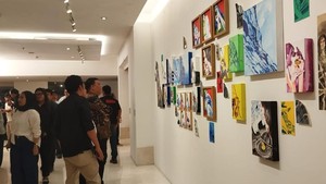 Di ruangan lainnya ada seri Landslide atau dalam bahasa Indonesia artinya Longsor. Nah, detikers bakal melihat ada pola dan geometri yang sama dari setiap object di atas permukaan kanvas atau kertas.  Foto: Dok.Tia Agnes/ detikcom