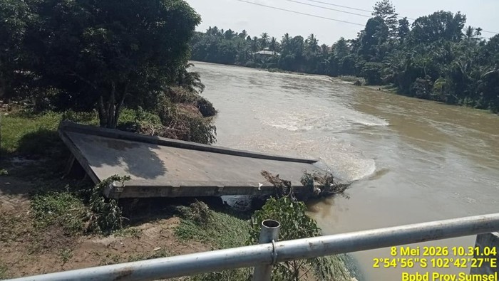 Jembatan yang putus akibat banjir di Muratara
