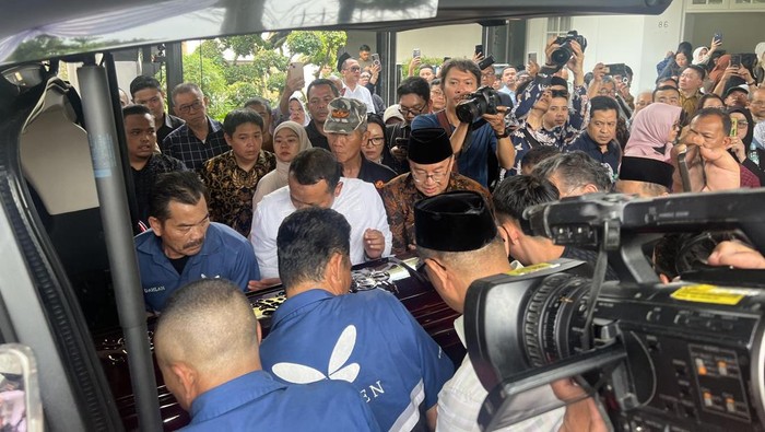 Jenazah Haerul Saleh diberangkatkan dari rumah duka (Adhfar/detikcom)