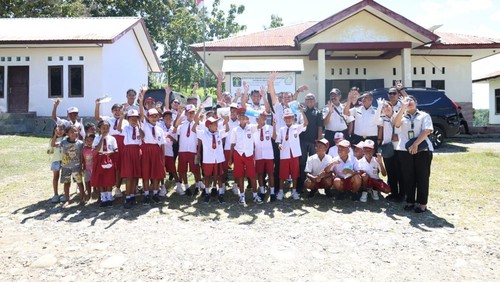 Kantor Wilayah Direktorat Jenderal Imigrasi Nusa Tenggara Timur (NTT) bersama Kantor Imigrasi Atambua membagikan buku dan alat tulis kepada anak-anak di wilayah perbatasan Kabupaten Belu, Kamis (7/5/2026). (Dok. Imigrasi NTT)