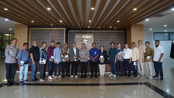 Kapolda Riau Irjen Pol Herry Heryawan bertemu dengan Forum Peemred memperkuat sinergi dalam melawan karhutla hingga narkoba.