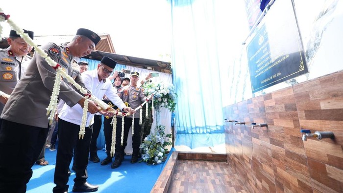 Kapolda Sumsel Irjen Sandi Nugroho saat meresmikan sumur bor di Palembang