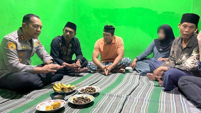 Kapolres Mojokerto AKBP Andi Yudha Pranata saat berkunjung ke rumah duka Yuni, istri Satuan badut yang menghabisi mertuanya
