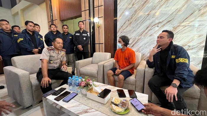 Kapolres Mojokerto AKBP Andi Yudha Pranata berbincang dengan Satuan, badut penjual balon yang membunuh ibu mertua dan melukai istrinya.