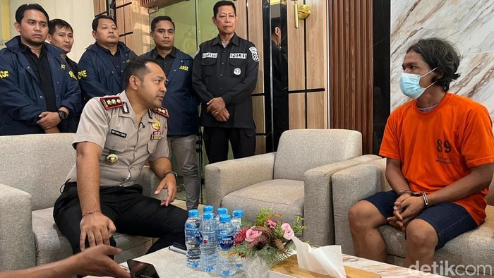 Kapolres Mojokerto AKBP Andi Yudha Pranata berbincang dengan Satuan, badut penjual balon yang membunuh ibu mertua dan melukai istrinya.