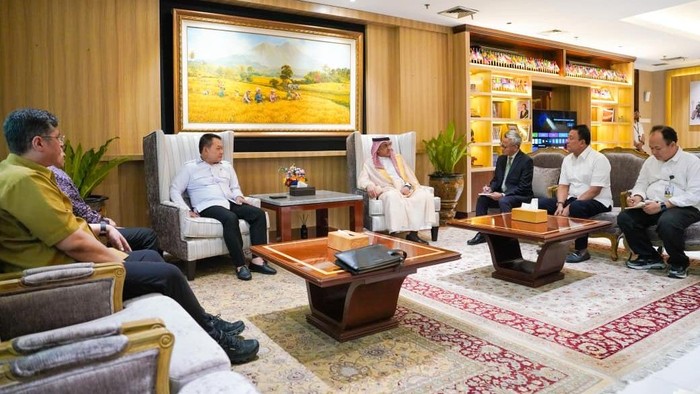 Kastaf Kepresidenan Jenderal TNI (Purn) Dudung Abdurachman menerima kunjungan Duta Besar Arab Saudi untuk Republik Indonesia Faisal Bin Abdullah H. Amodi. (Dok istimewa).
