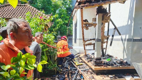 Kebakaran melanda rumah milik warga di Banjar Dinas Tanah Ampo, Desa Ulakan, Kecamatan Manggis, Karangasem, Bali, Jumat (8/5/2026). (Foto: Dok. Damkartan Karangasem)