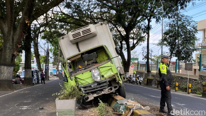 Kecelakaan truk di Kota Batu