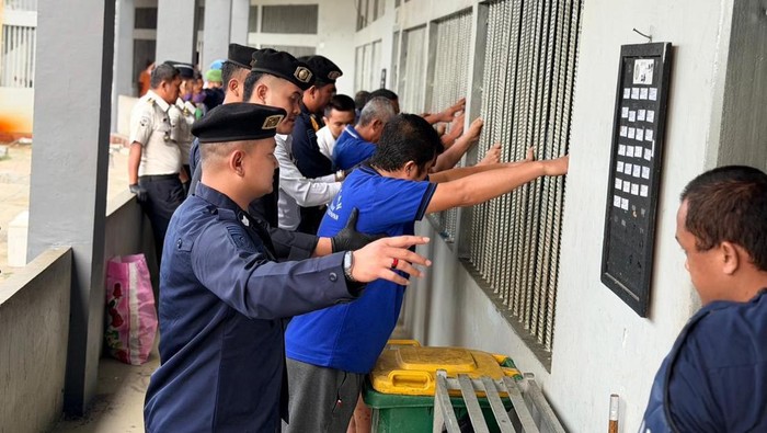 Kegiatan pengecekkan kembali usai apel zero halinar di Lapas Kelas IIA Balikpapan. (dok. Lapas Balikpapan)