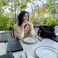 Kim Hye Soo sering membagikan gayanya di Instagram. Baru-baru ini aktris drakor tersebut menampilkan pose dengan busana yang jadi perhatian.Foto: Instagram