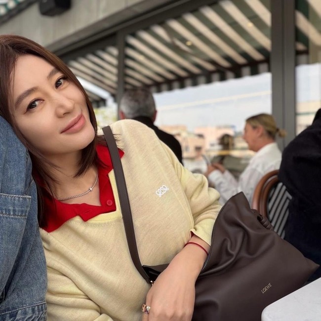Pesona Aktris Kim Hye Soo di Usia 56, Gayanya Pakai Rok Mini Jadi Sorotan